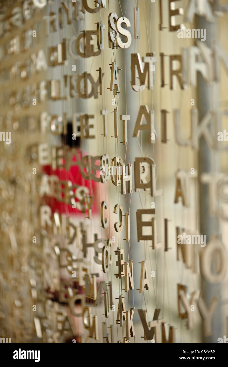 Unscharfe Abbildung durch eine Jaume Plensa "Skulptur" - zwanzig Nine Palms 2007 Kunst-Installation - bei der Yorkshire Sculpture Park UK Stockfoto