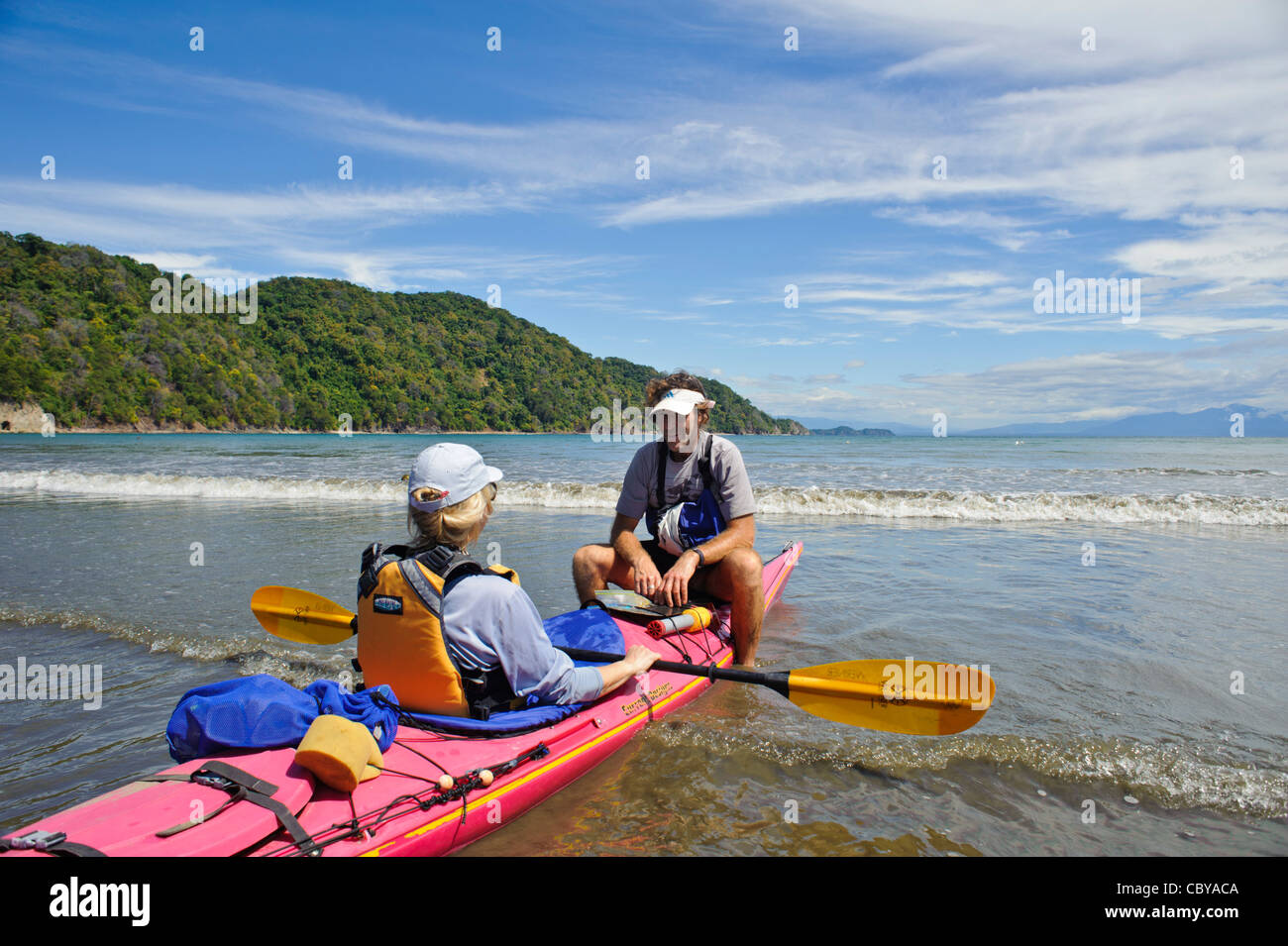 Sea Kayaking Lektion von Guide in Costa Rica Stockfoto