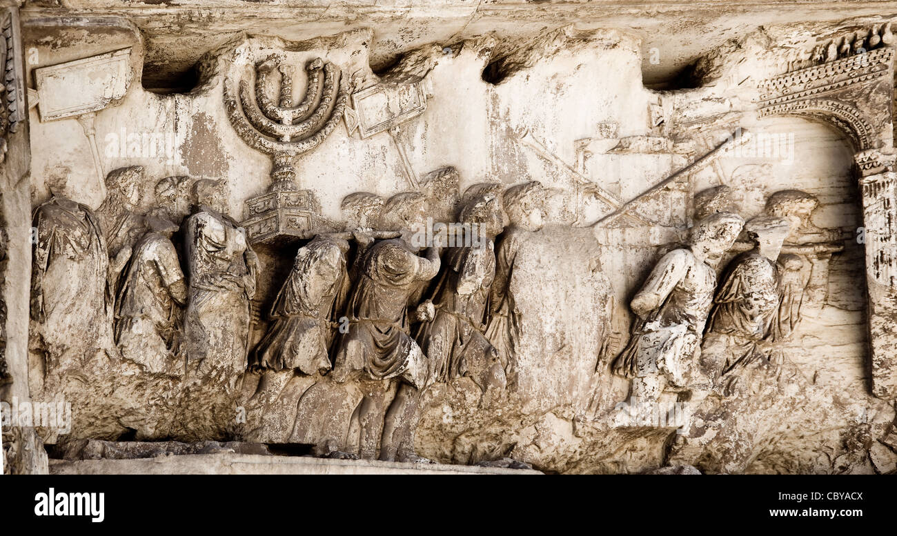 Detail des Bogens des Titus mit römischen Soldaten stehlen die Heilige menorah Stockfoto