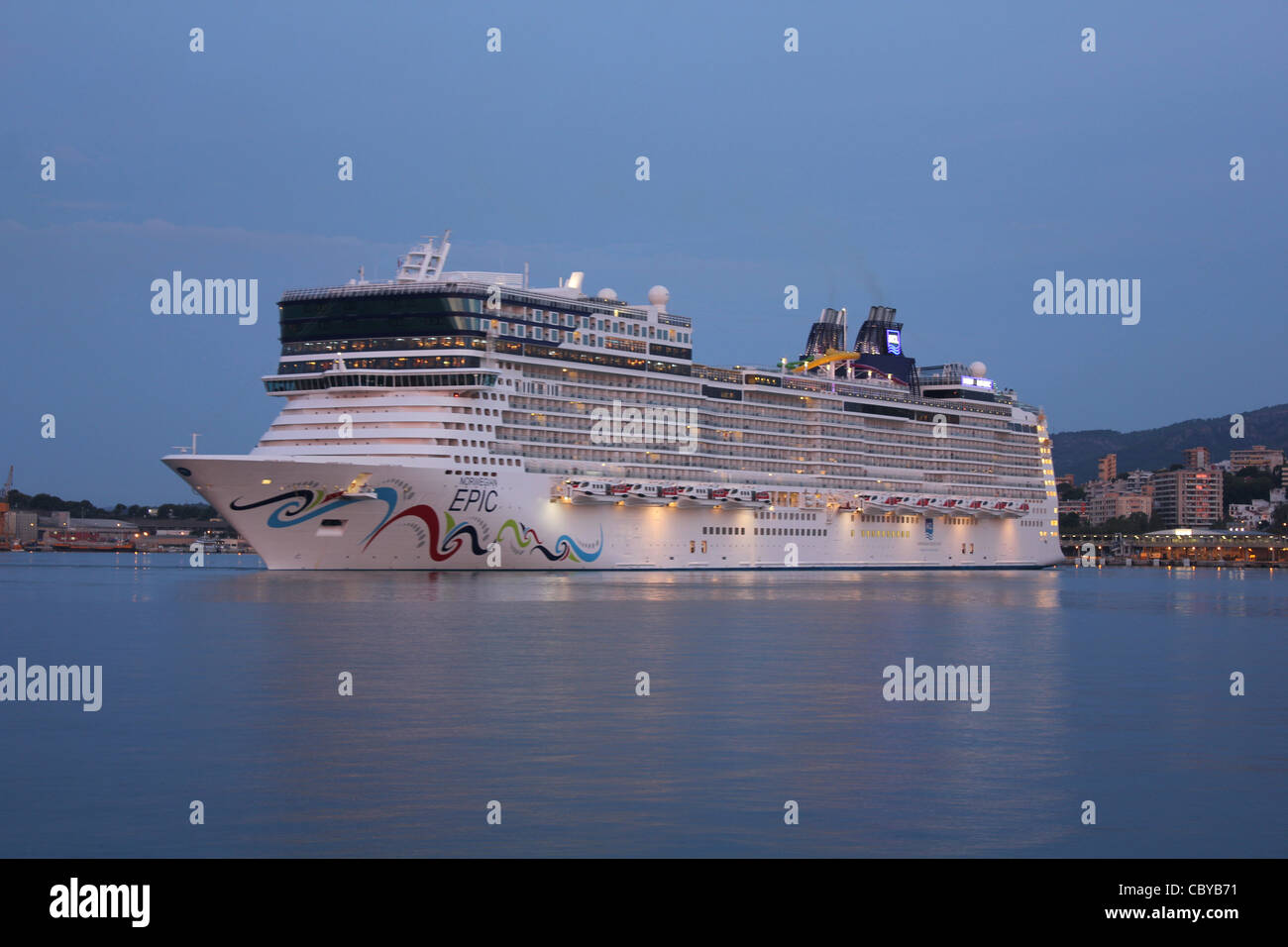 Vor Morgengrauen Ankunft - Norwegian Cruise Line (NCL) Kreuzfahrtschiff "Norwegian Epic" im Hafen von Palma De Mallorca / Mallorca Stockfoto