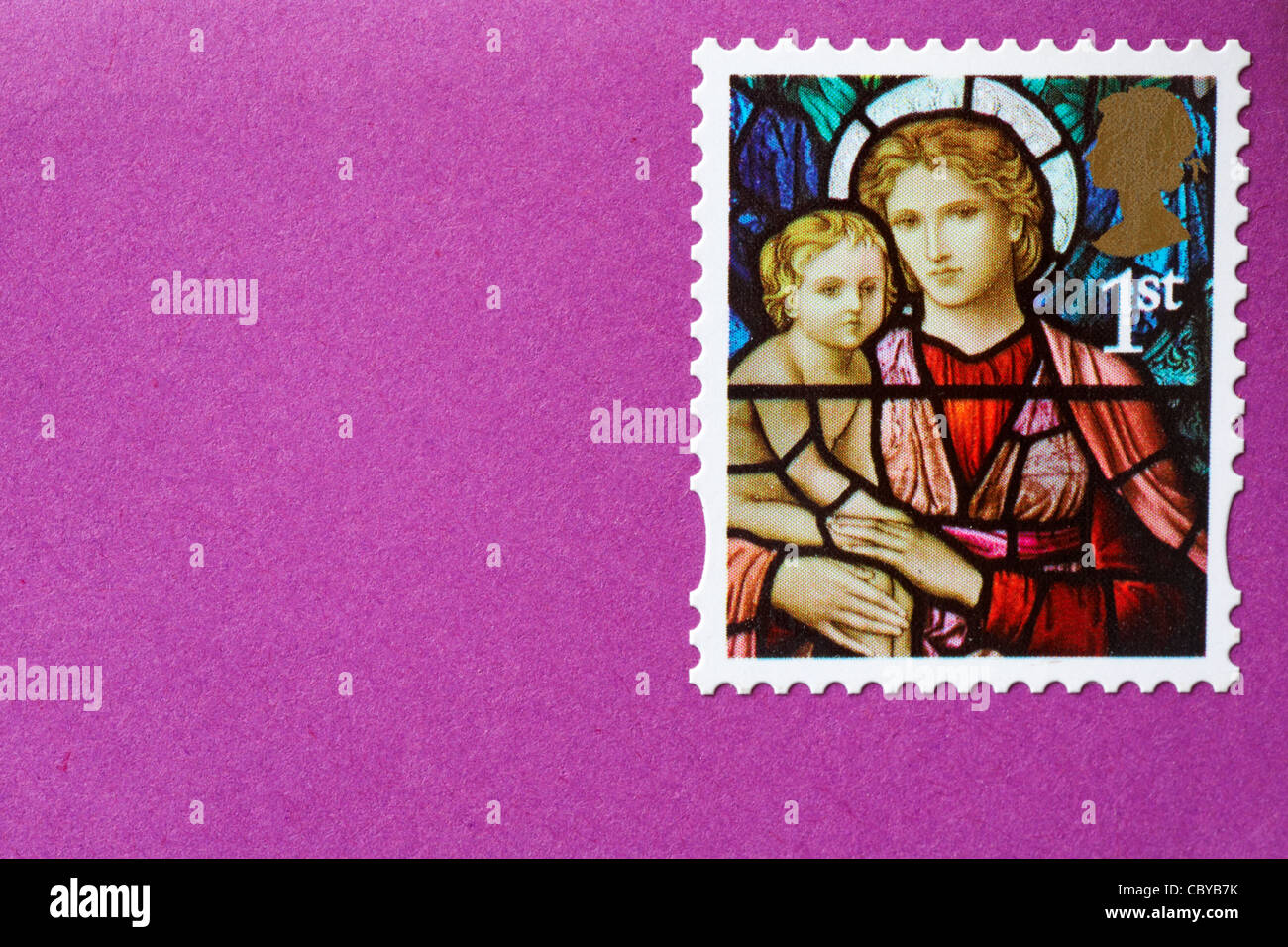 1. klasse Weihnachten Stempel mit Madonna & Kind auf lila Umschlag Stockfoto