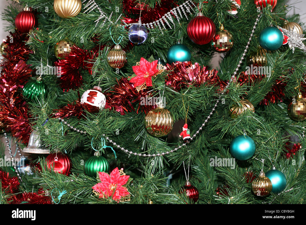 Weihnachtsschmuck an einem Baum hängen Stockfoto