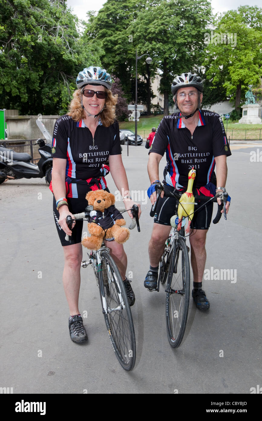 Brynn und Emma Parry Gründer von Help For Heroes nach Abschluss der großen Schlachtfeld Bike Ride 2011 Stockfoto