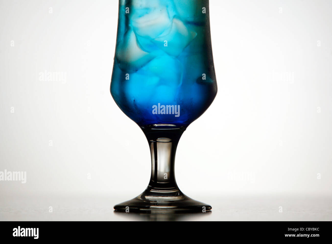 Detail von einem eisigen Blau cocktail auf einem hellen Hintergrund Stockfoto
