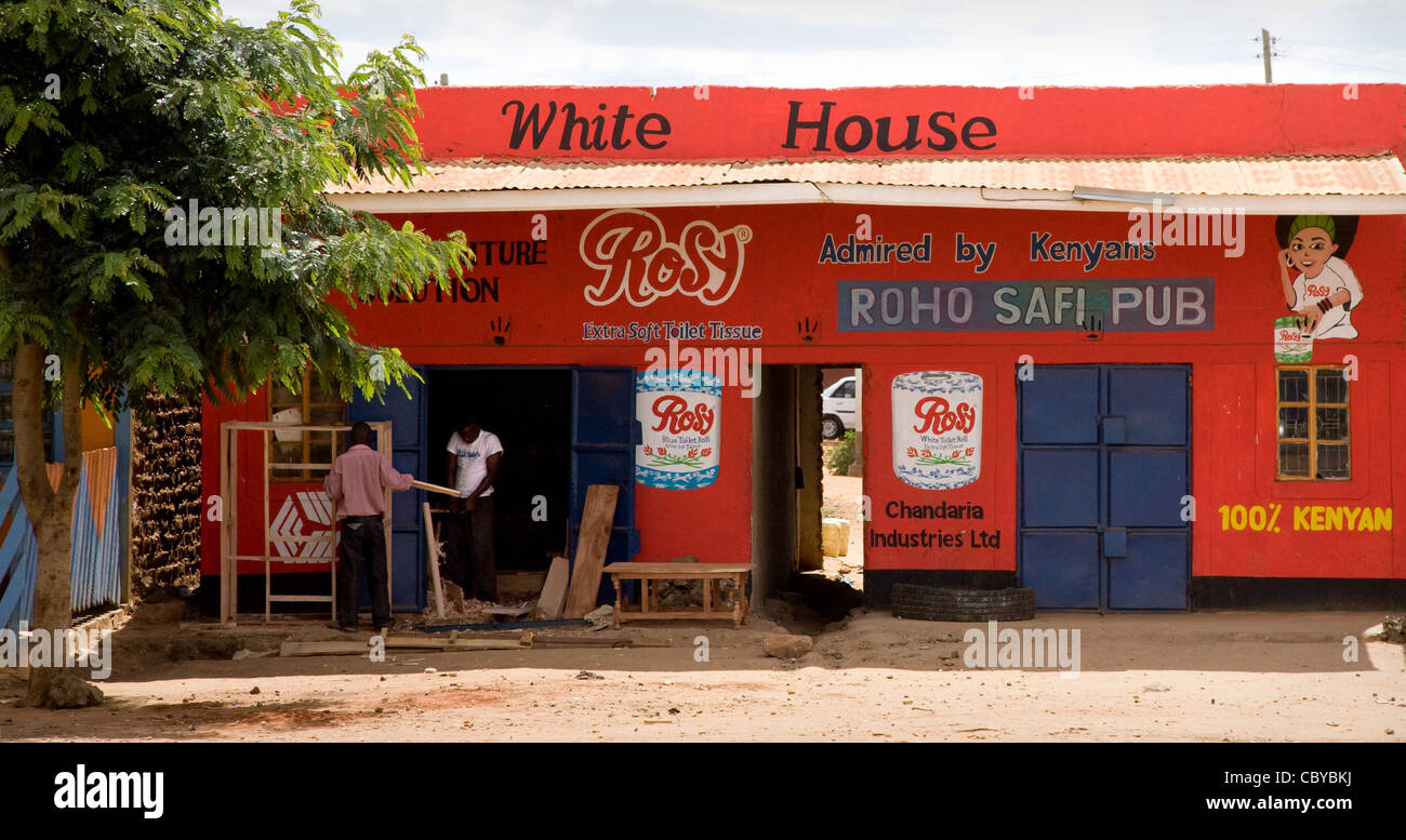 Ironischerweise tiefrote White House Pub Werbung rosig Toilettenpapier auf Nairobi nach Mombasa Highway in Kenia Stockfoto