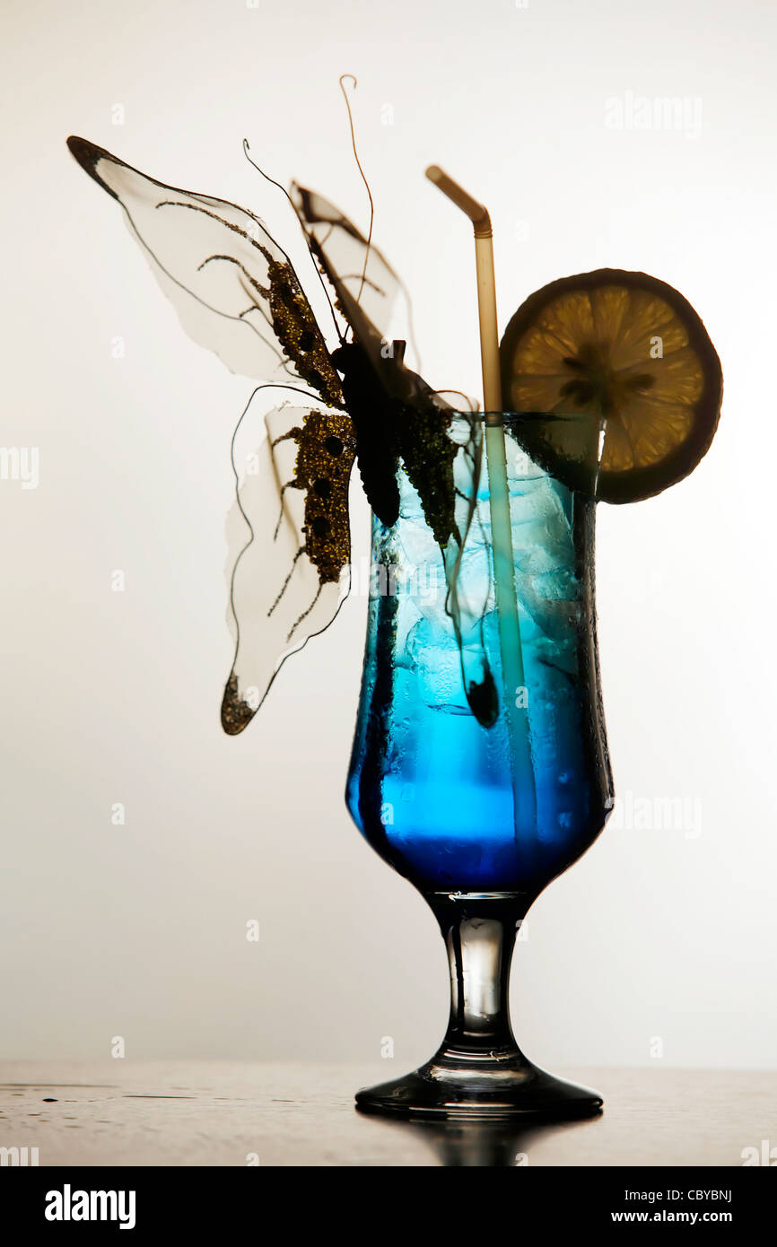 Blue Cocktail mit einem dekorativen Schmetterling verziert Stockfoto