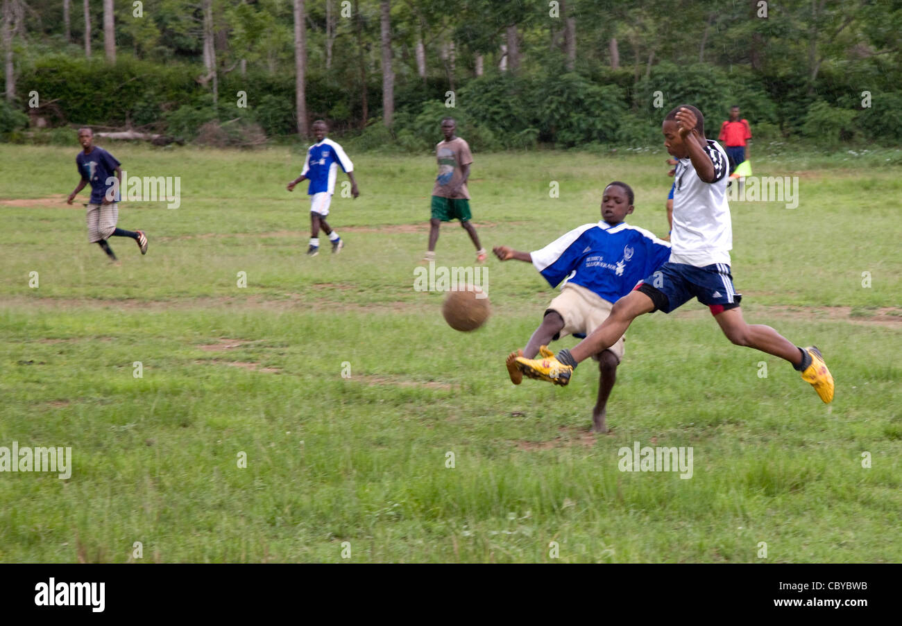 Fußballspiel in der Sagalla Hills Kenia zwischen Kizumanzi und Kajire für die Kileva-Cup-Finale Stockfoto