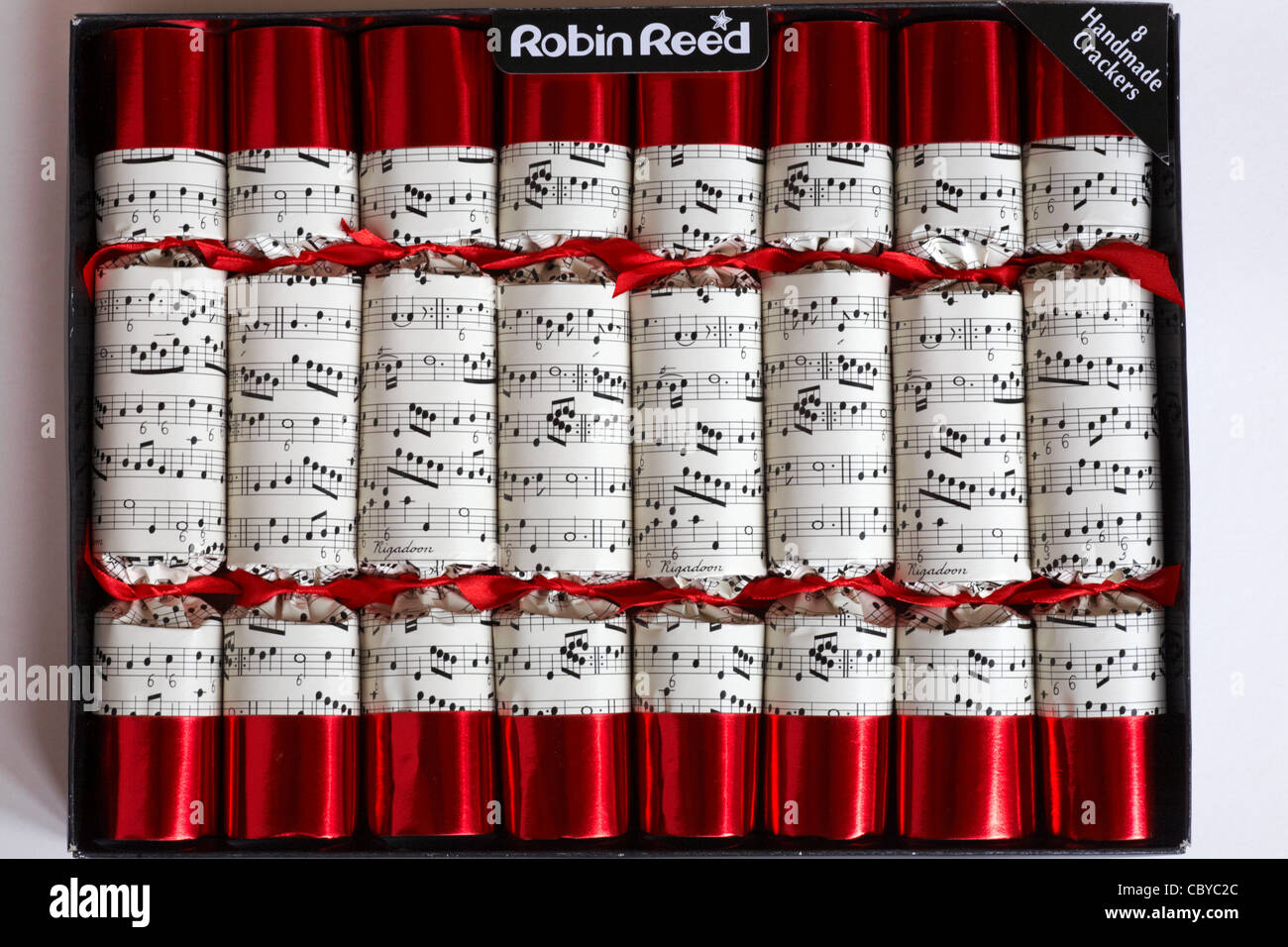 Schachtel mit Robin Reed 8 handgemachten Cracker musical Christmas Cracker auf weißem Hintergrund Stockfoto