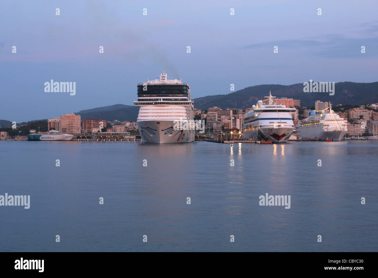 Kreuzfahrtschiff "Norwegian Epic" gehen auf Liegeplatz mit Cruise Ships "Aidavita" und "Thomson Dream" in Palma De Mallorca, achtern Stockfoto