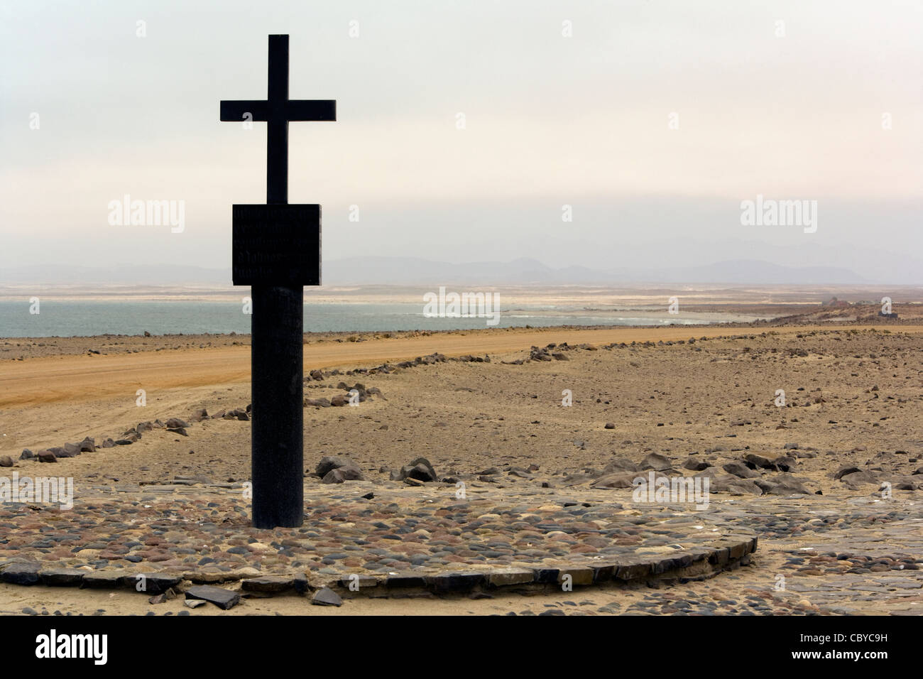 Steinkreuz bei Cape Cross Seal Reserve - in der Nähe von Henties Bay, Namibia, Afrika Stockfoto