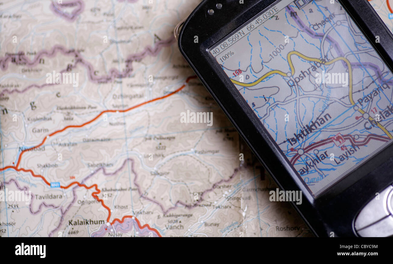 GPS und eine Papierkarte Stockfoto