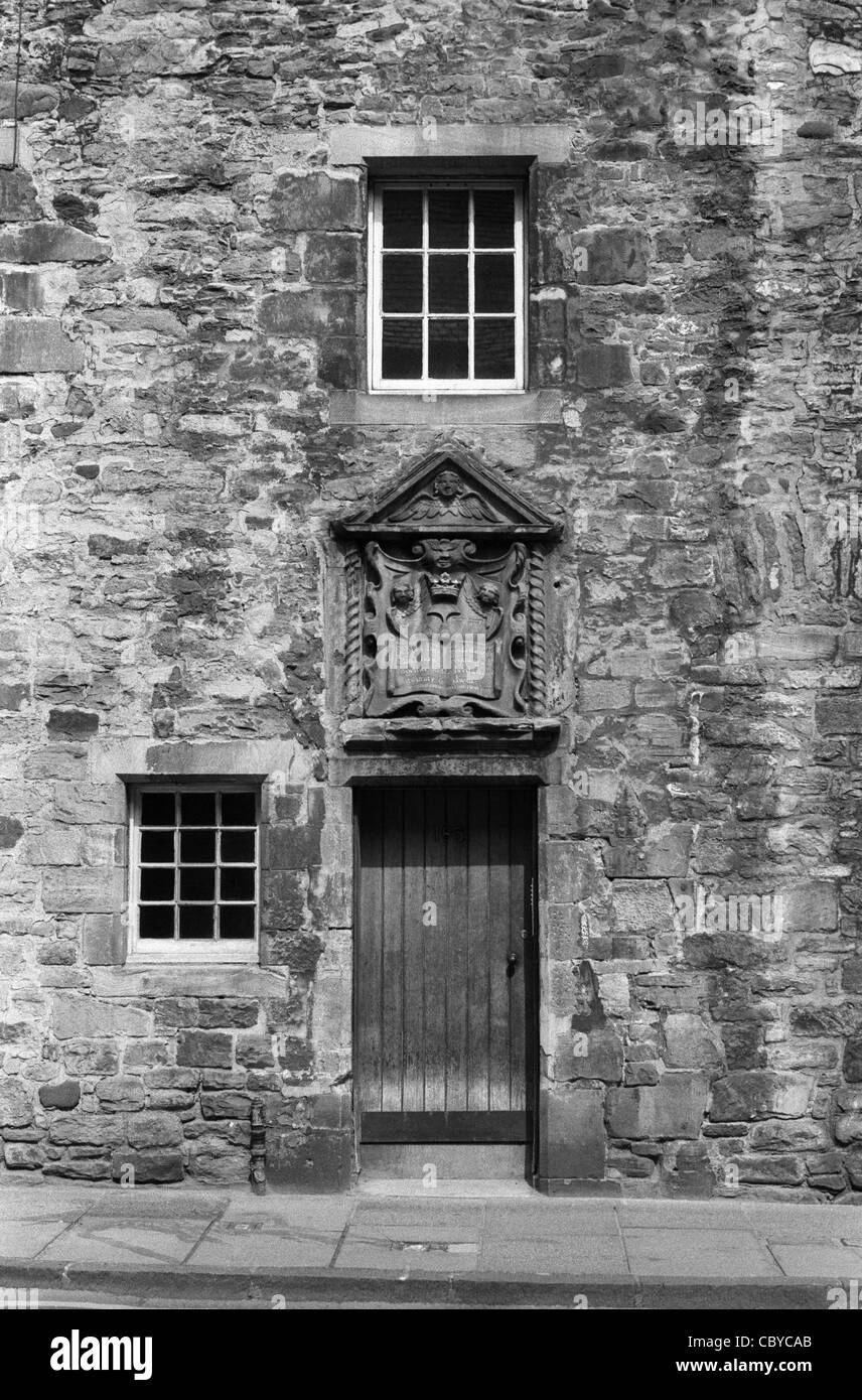 Gebäudefassade an der Royal Mile in Edinburgh Stockfoto