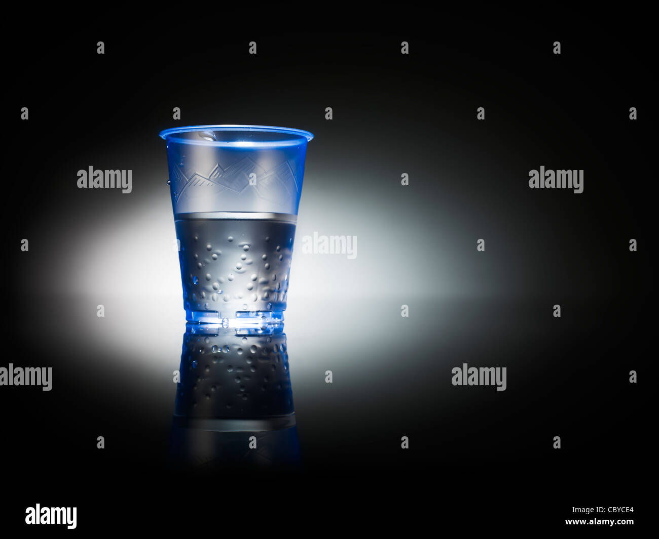 Wasser in eine Tasse Kunststoff Büro Stockfoto