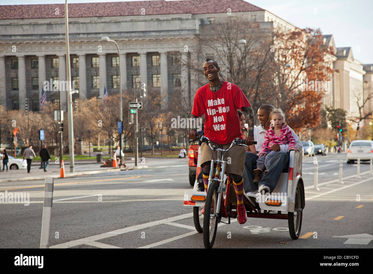 Washington, DC - ein Mann-Pedale seiner Rikscha mit Passagieren auf 15th Street in der Nähe des weißen Hauses. Stockfoto
