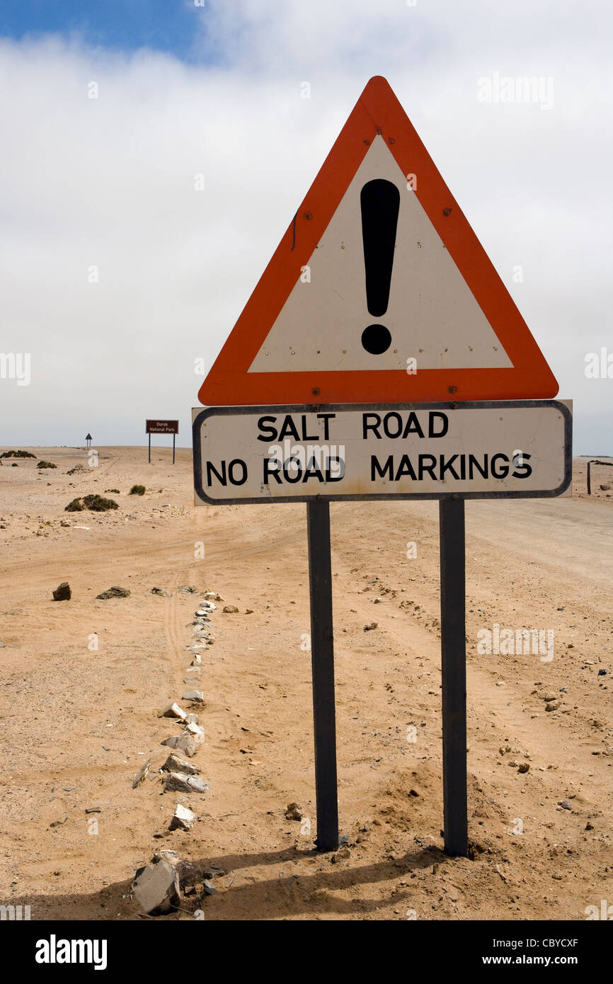 Salz Straßenschild - Dorob Nationalpark, Namibia, Afrika Stockfoto
