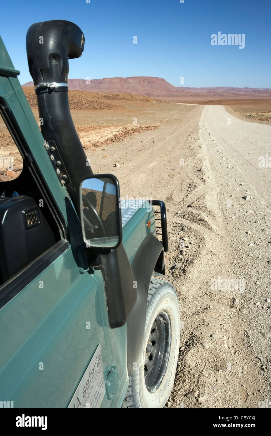 Safari-Fahrzeug in Landschaft - Skeleton Coast Nationalpark - Namibia, Afrika Stockfoto