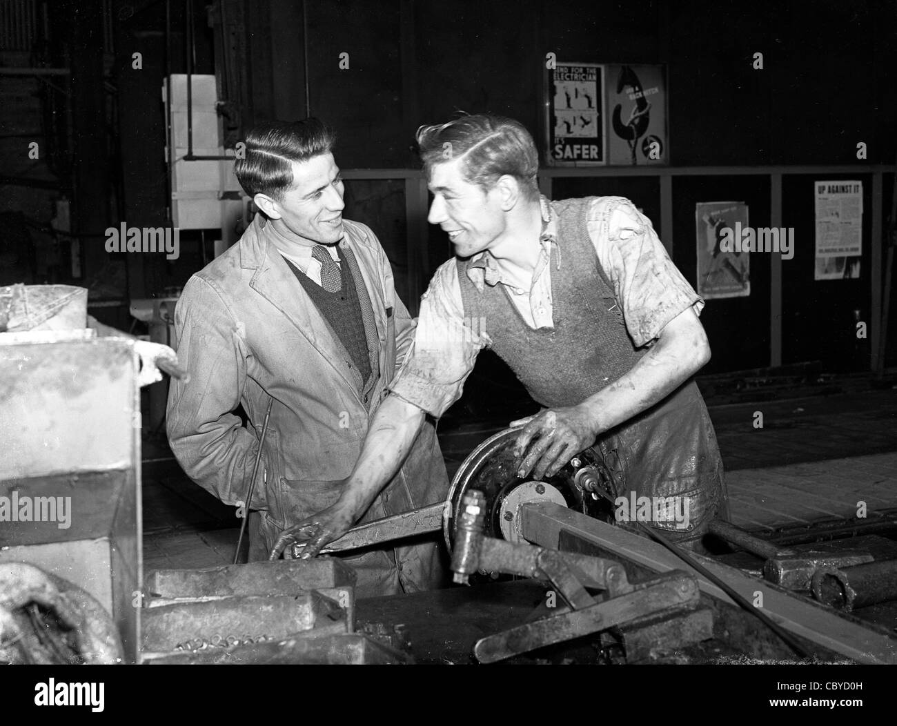 Britische Federgewicht Boxer Thomas "Tommy" Nicholls mit einer Fabrik Arbeitskollege 1952 gewann er Silber bei den Olympischen Spielen 1956 in Melbourne Stockfoto