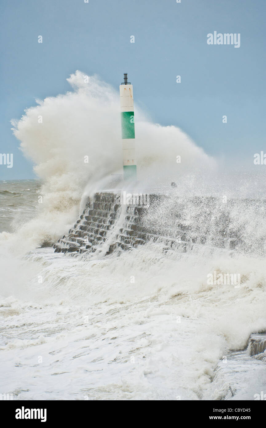 Starke Winde und hohe Wellen zerschmettern der Hafenmauer bei Aberystwyth Ceredigion Wales UK. 29. Dezember 2011 Stockfoto