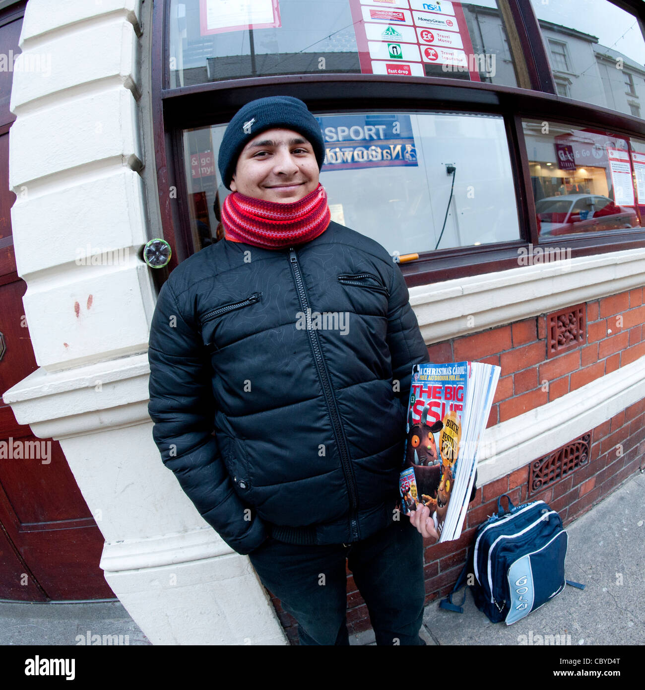 Einem Obdachlosen Mann verkaufte Kopien von The Big Issue Magazin, Heiligabend, UK Stockfoto