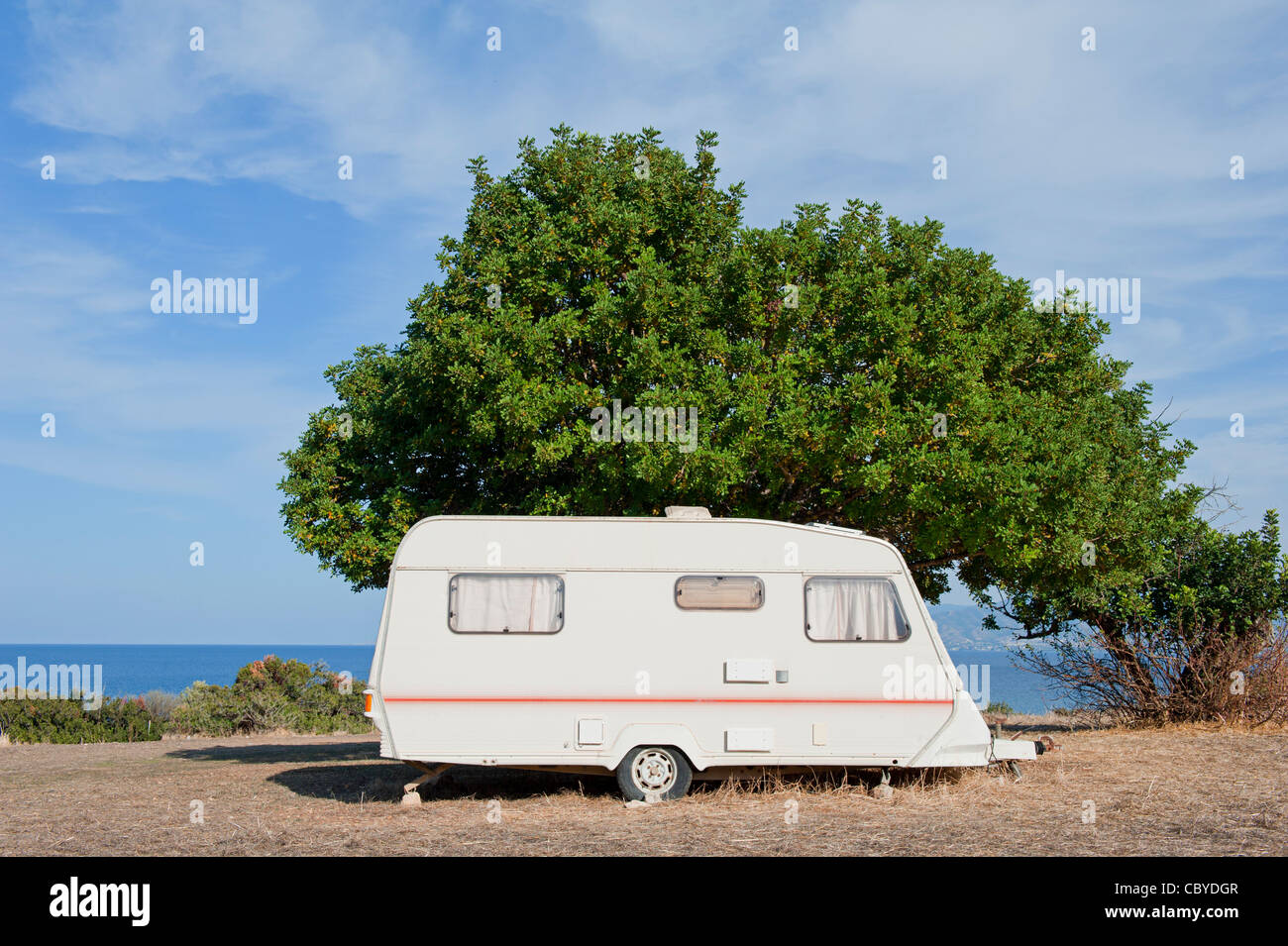 Wohnwagen auf Campingplatz am Meer Stockfoto