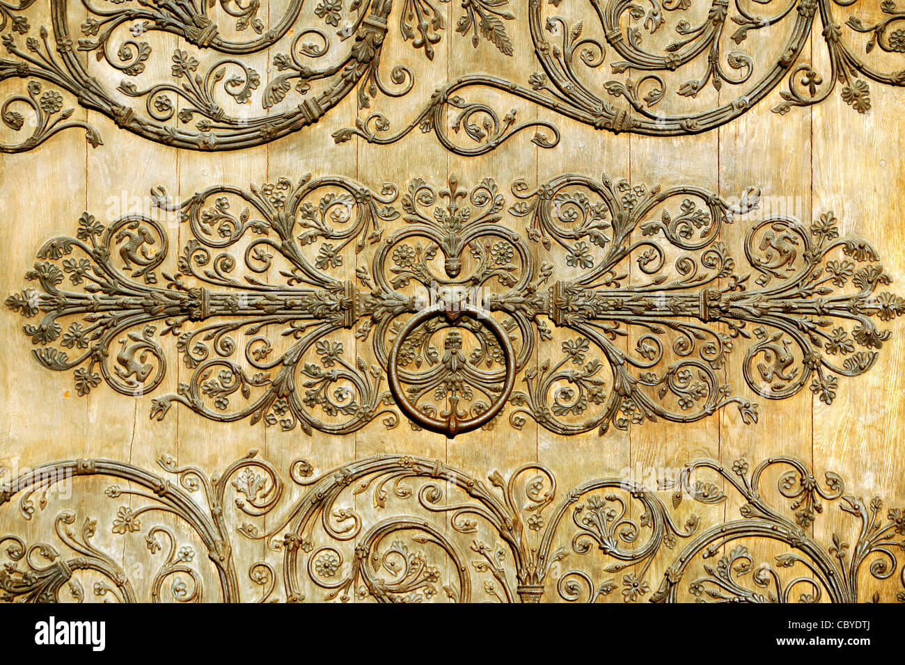 Detail mit Metallverzierungen auf eine Holztür Stockfoto