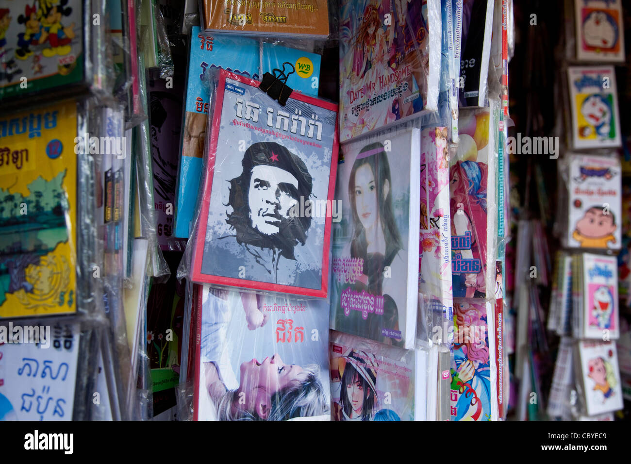Buchhandlung verkaufen Bücher und Che Guevara Bild, Phnom Penh, Kambodscha, Asien Stockfoto