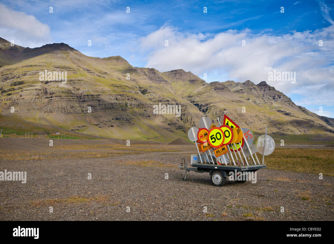 Einem Anhänger voller Verkehrszeichen. Auf der Küste von Island. Stockfoto