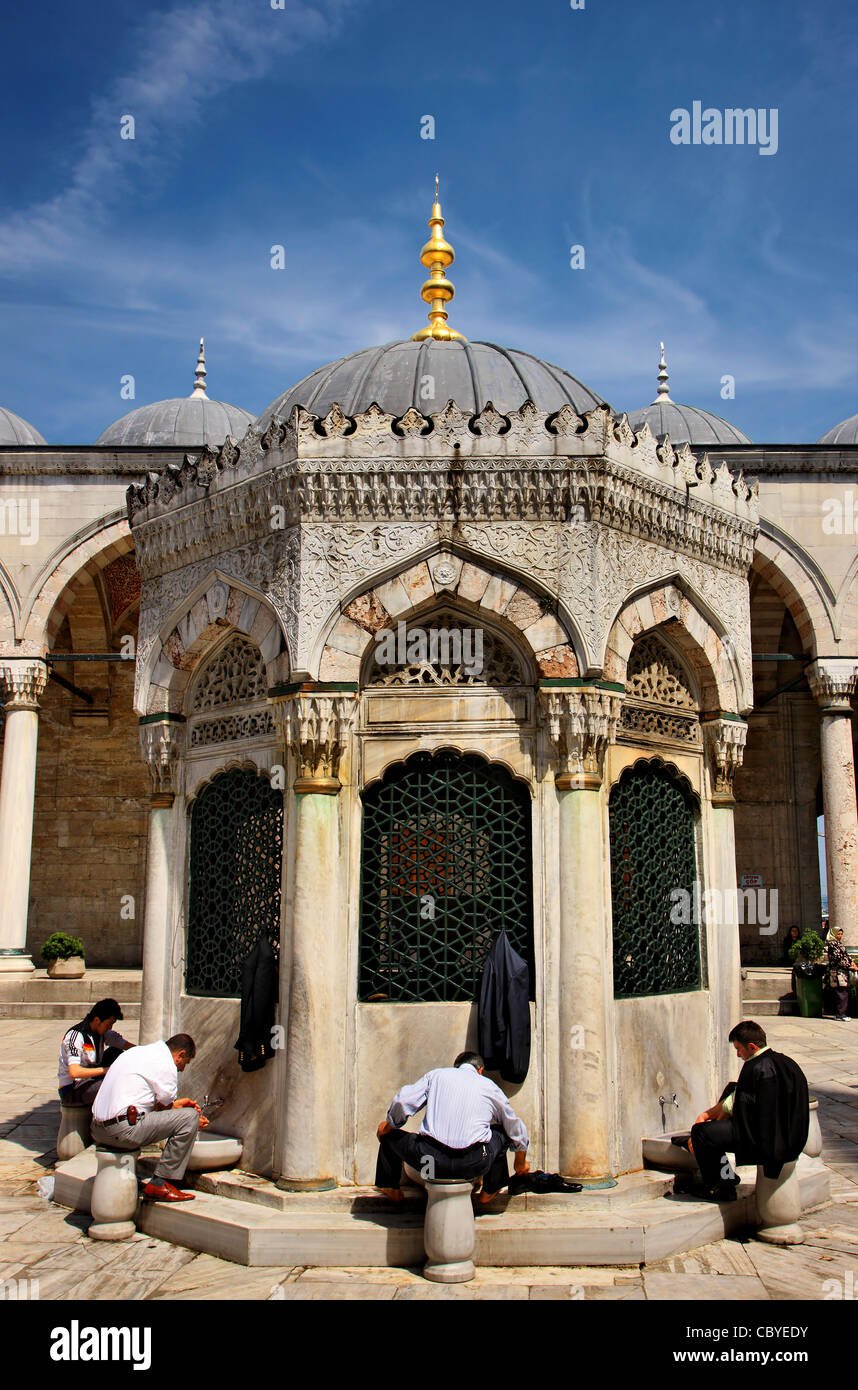 Muslime, die Durchführung der Waschungen am schönen Brunnen der Yeni Camii ("neue Moschee"), Istanbul, Türkei. Stockfoto