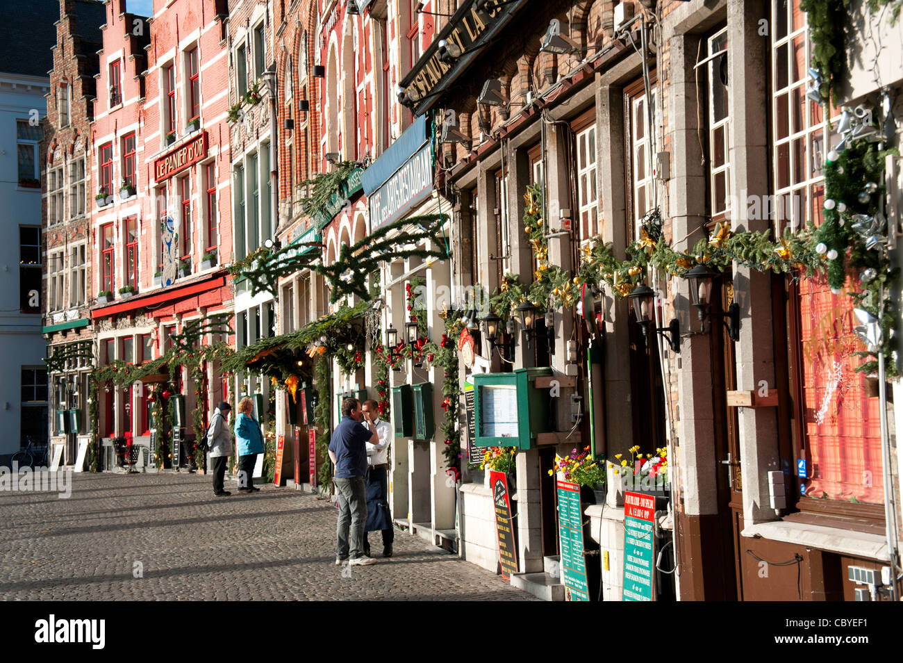 Brügge Markt Markt Stadtplatz mit Weihnachtsschmuck auf Geschäfte und restaurants Stockfoto