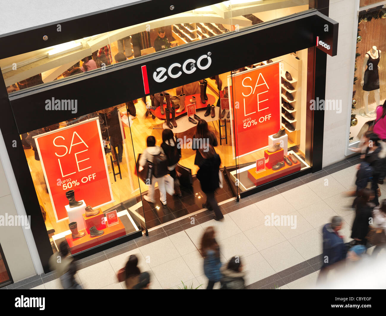 Boxing Day Verkauf unterschreibt bei Ecco-Ladenzeile in einem Einkaufszentrum. Toronto Eaton Centre, Ontario, Kanada. Stockfoto