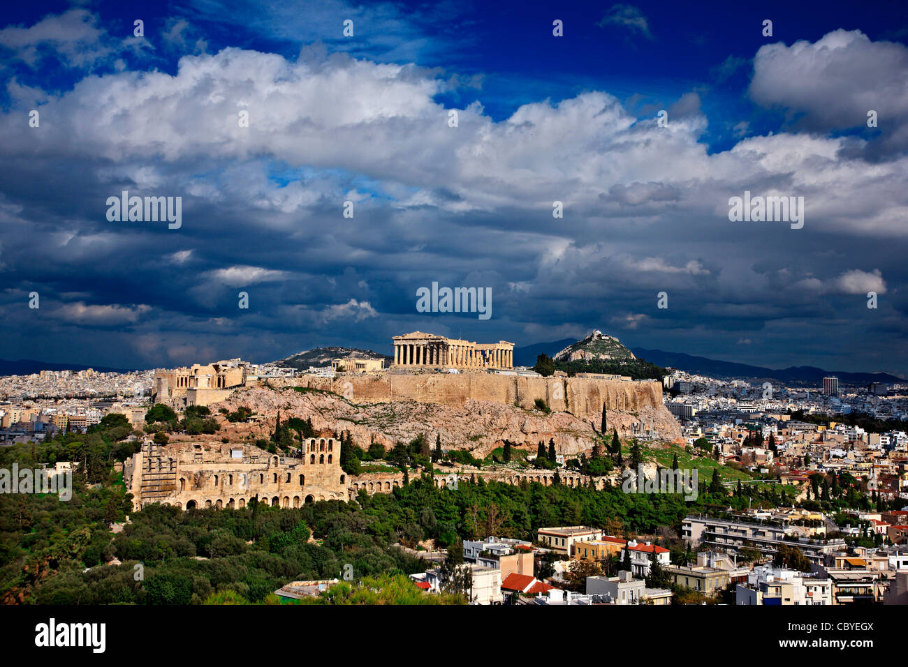 Die Akropolis von Athen bei bewölktem Himmel. Stockfoto