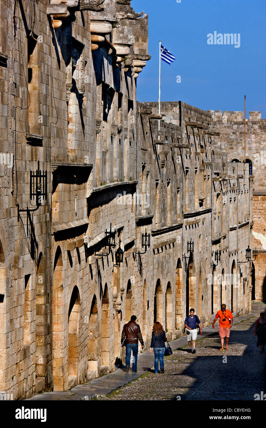 Das berühmte "Allee der Ritter in die Ritter"-Viertel, in die mittelalterliche Altstadt von Rhodos, Griechenland Stockfoto