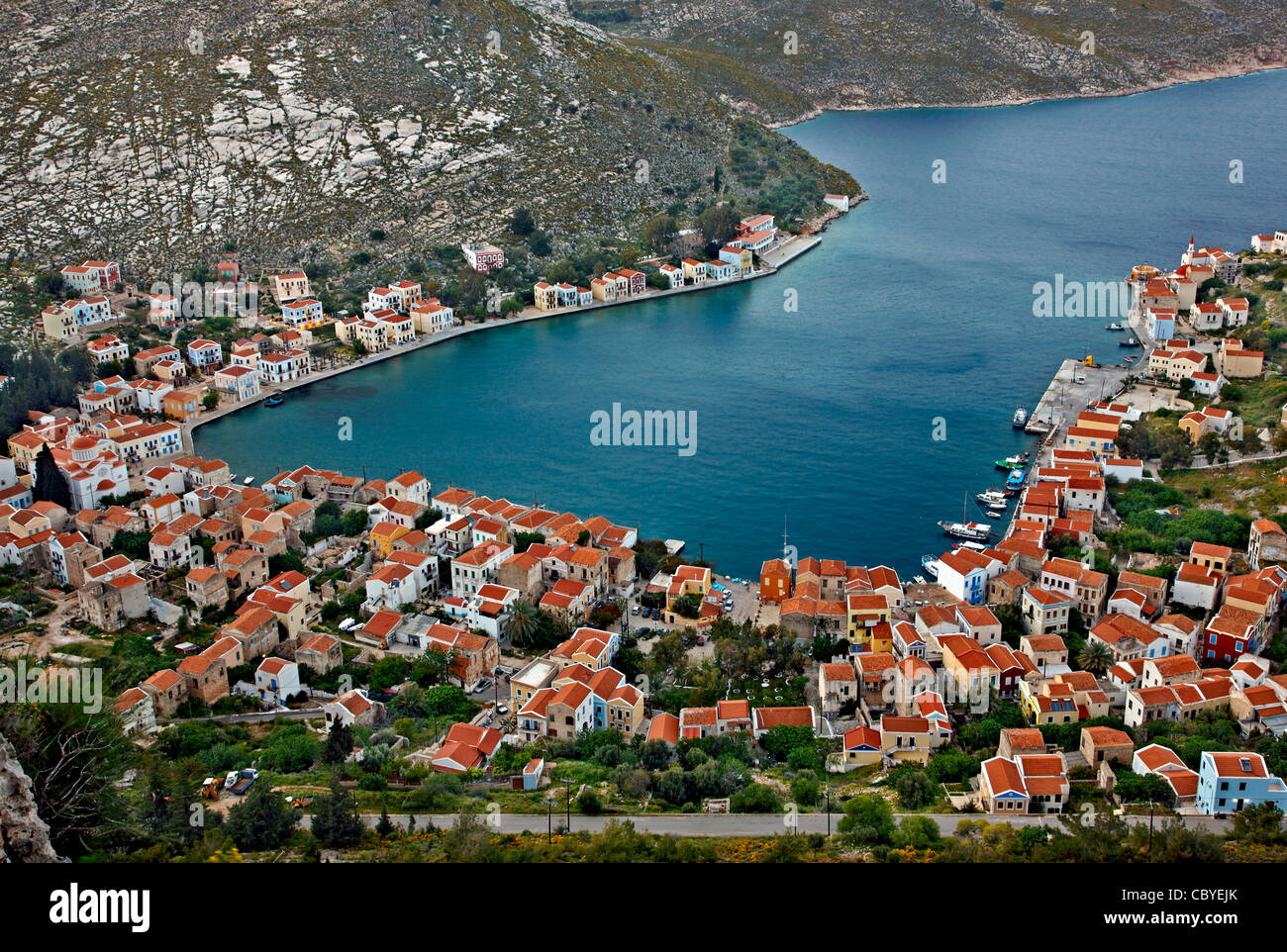 Panoramablick auf das Dorf und Hafen von Kastellorizo Insel aus dem Pfad, der Saint George Monastery geht. Griechenland Stockfoto