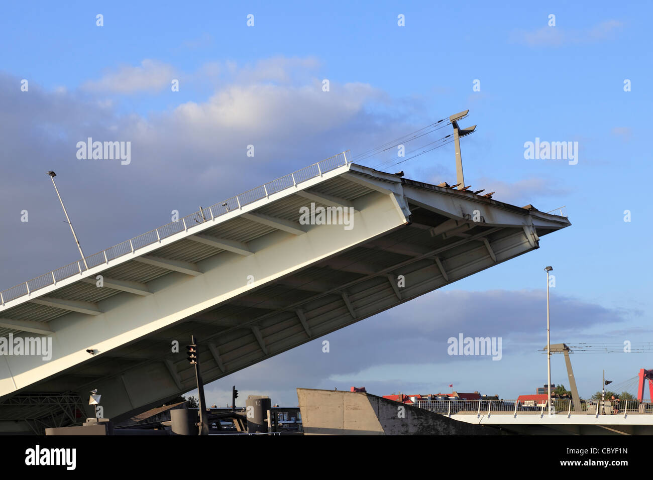 Klappe-Brücke in Stellung oben gefaltet Stockfoto