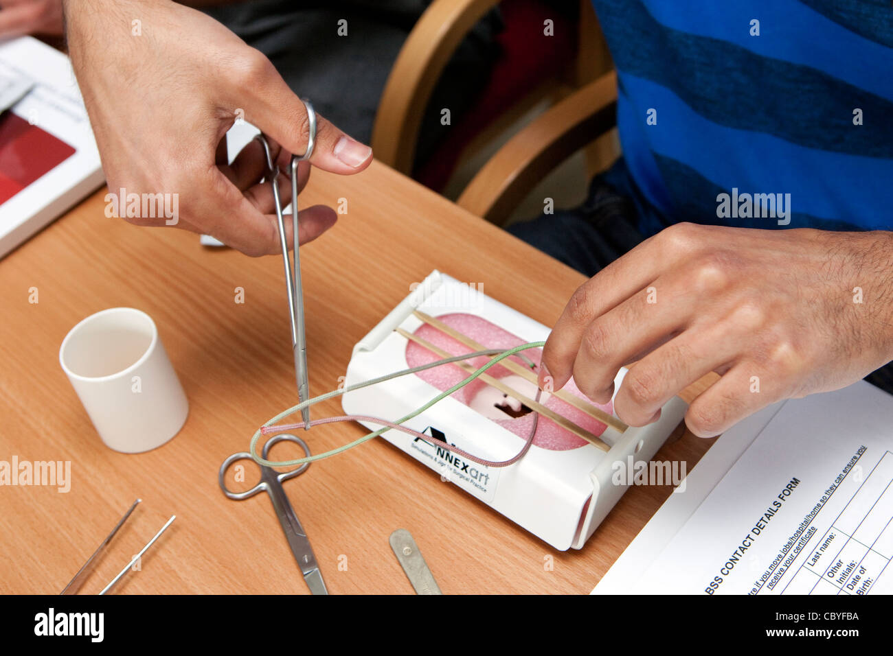 Chirurgische Grundkenntnisse erlernen grundlegende Knoten binden und Nähen Techniken Stockfoto