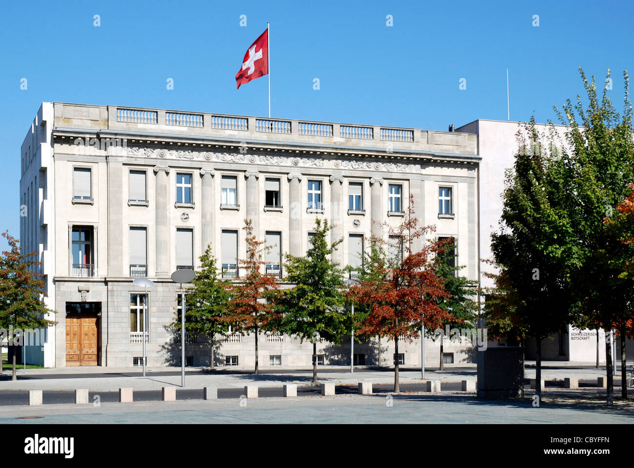 Schweizerische Botschaft in Berlin mit der Schweizer Flagge. Stockfoto