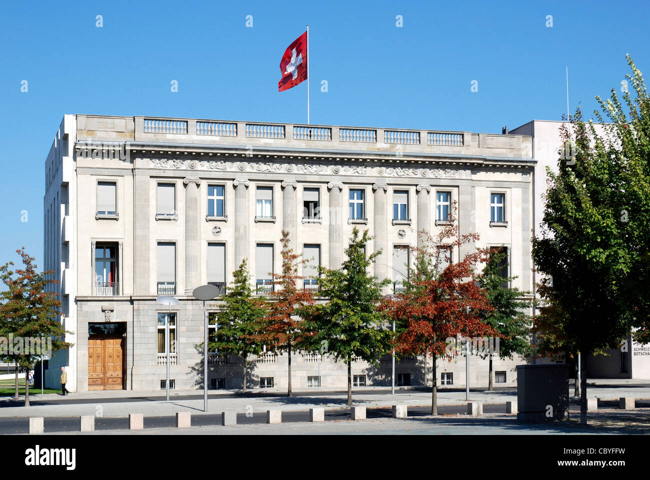 Schweizerische Botschaft in Berlin mit der Schweizer Flagge. Stockfoto