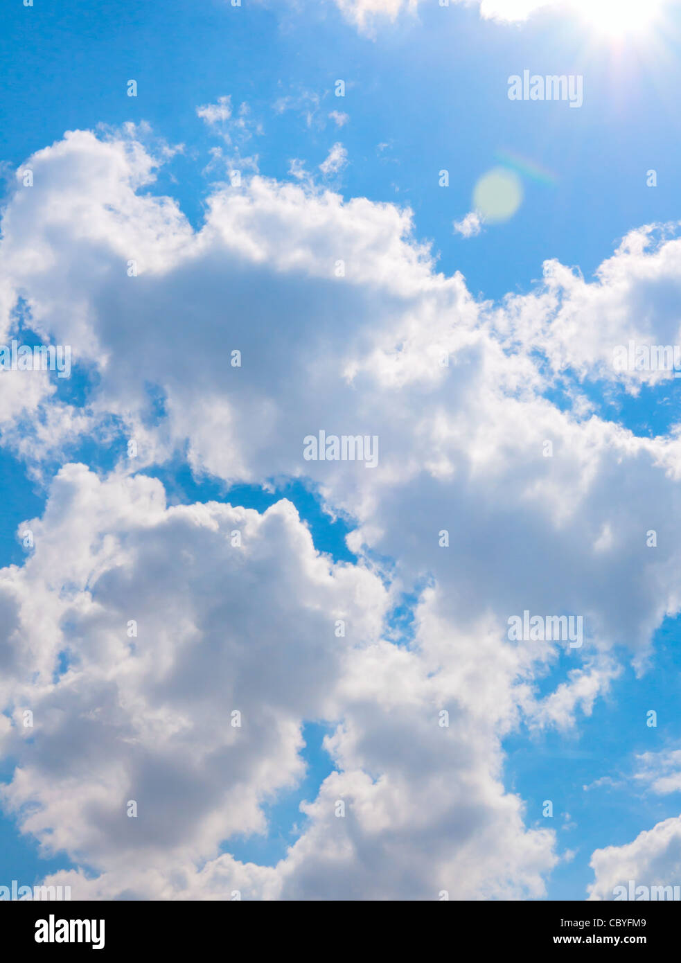 Sommer, blauer Himmel mit Wolken und Sonne Stockfoto