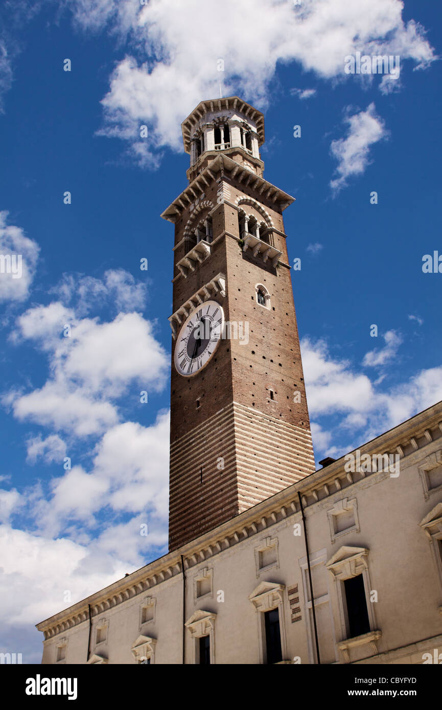 Verona - Italien, Torre dei Lamberti, in der Mitte der Piazza Delle Erbe, Glocken Turm mit großen weißen Uhr. Stockfoto