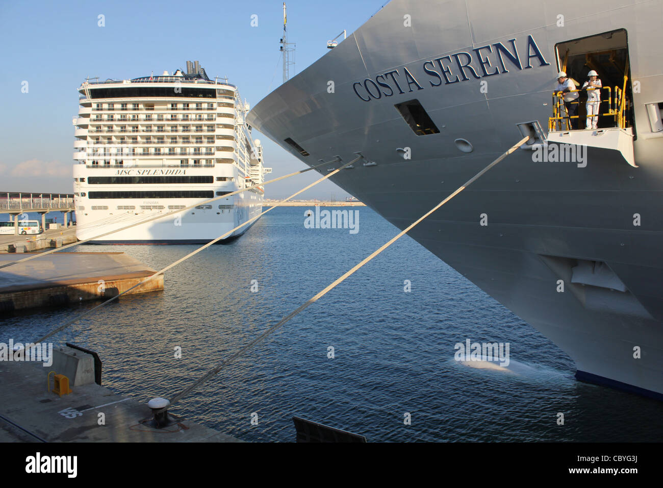 Costa-Kreuzfahrt-Linien "Costa Serena" Vorbereitung zum Aufbruch mit MSC Cruise lines "MSC SPLENDIDA" im Hafen von Palma De Mallorca Stockfoto