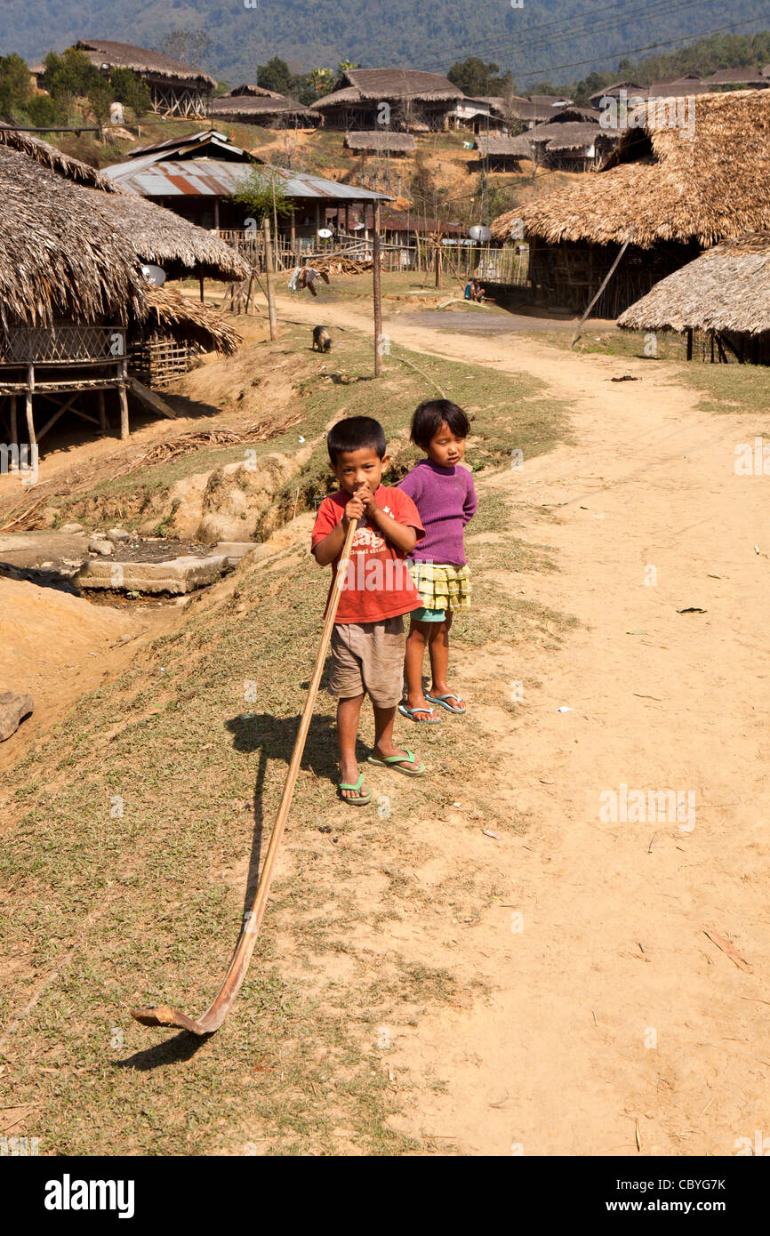 Indien, Arunachal Pradesh, entlang, Jining Dorf, Kinder spielen mit Palm Leaf Wirbelsäule Stockfoto