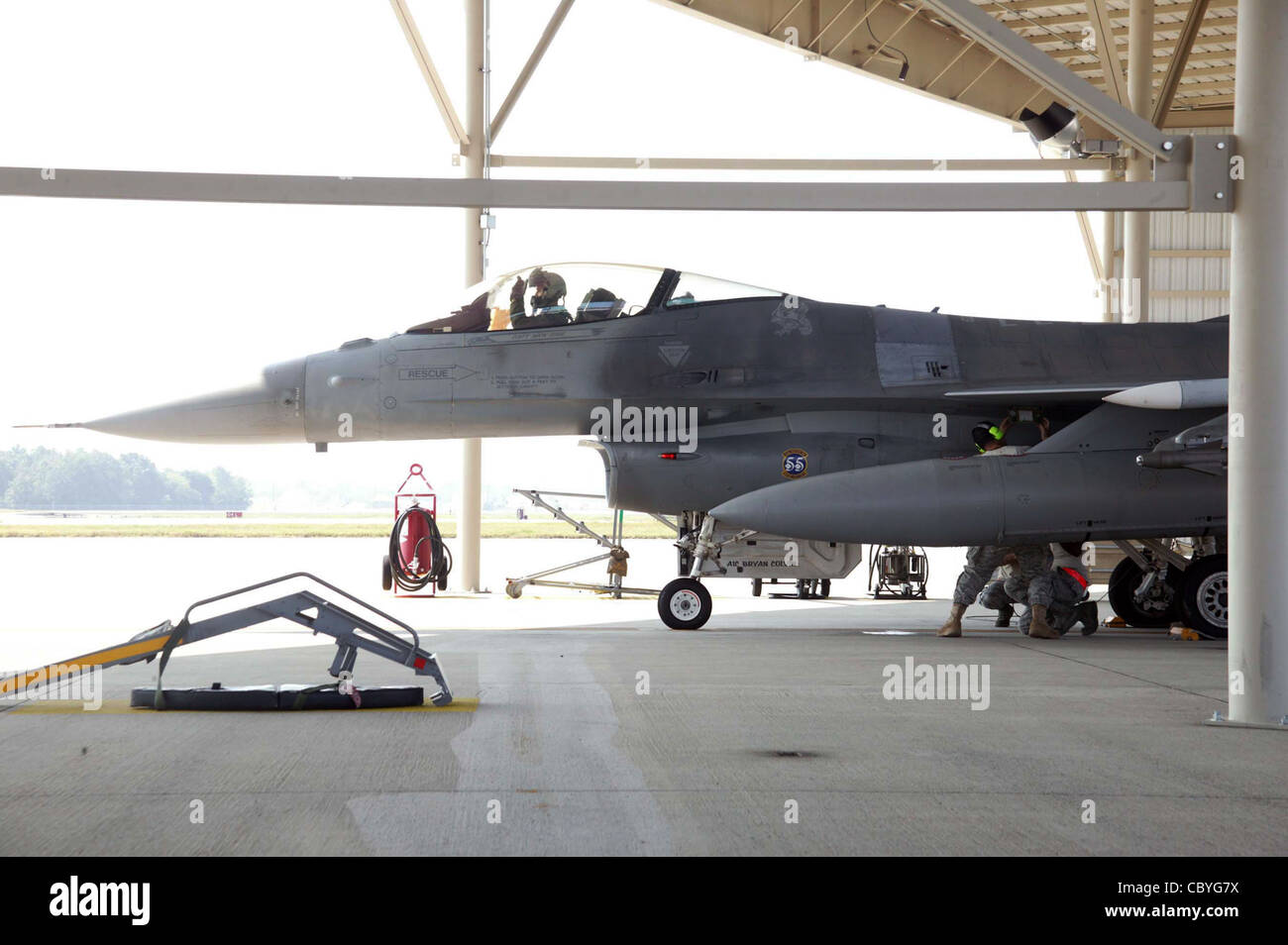 Capt. Dave Snodgrass bereitet sich auf eine F-16 Fighting Falcon für den Start auf einer Übung Scramble genannt fruchtbaren Keynote 11. August auf Shaw Air Force Base, S.C. die Übung, in Zusammenarbeit mit der Zivilluftpatrouille, bot Ausbildung für die Alarmwartungs-Crew und Piloten für reale Situationen. Captain Snodgrass ist ein 79th Fighter Squadron F-16 Pilot. Stockfoto