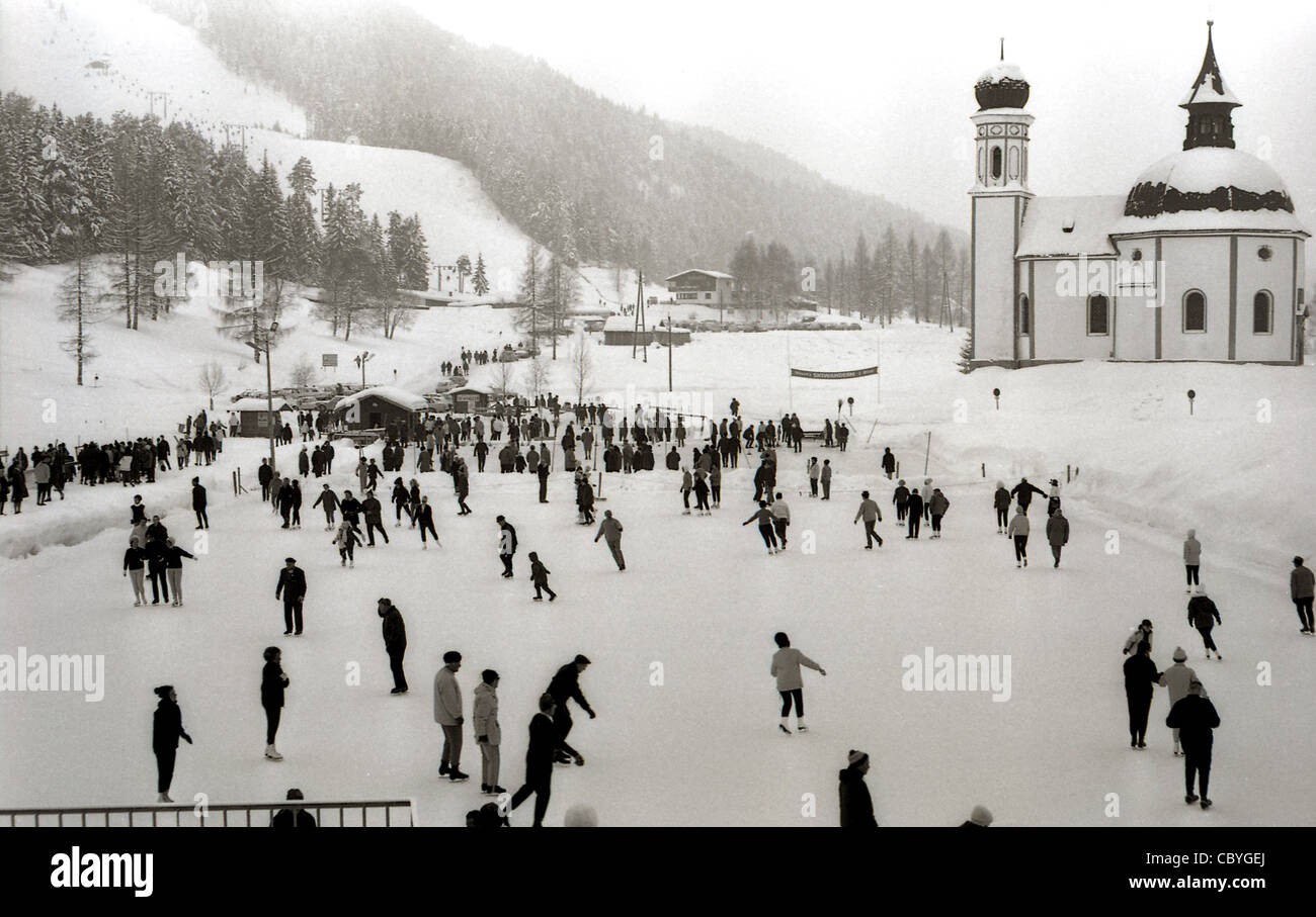 Eislaufen in Seefeld in 1970er Jahren schwarz und weiß Stockfoto