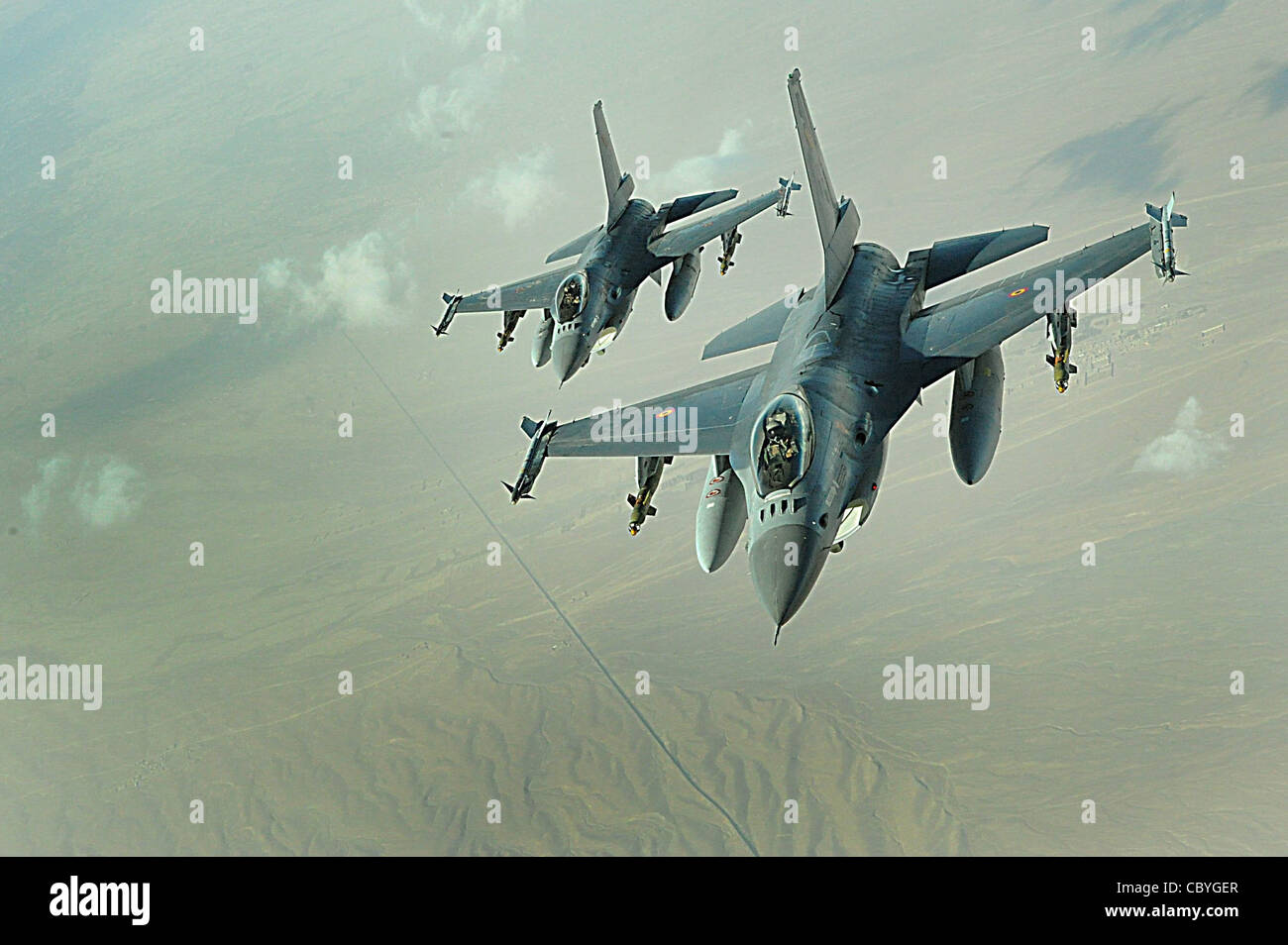 F-16 Kampf gegen Falken fliegen über Südwestasien. Die F-16 ist sehr wendig und hat sich im Luft-Luft-Kampf und Luft-Boden-Angriff bewährt. Stockfoto