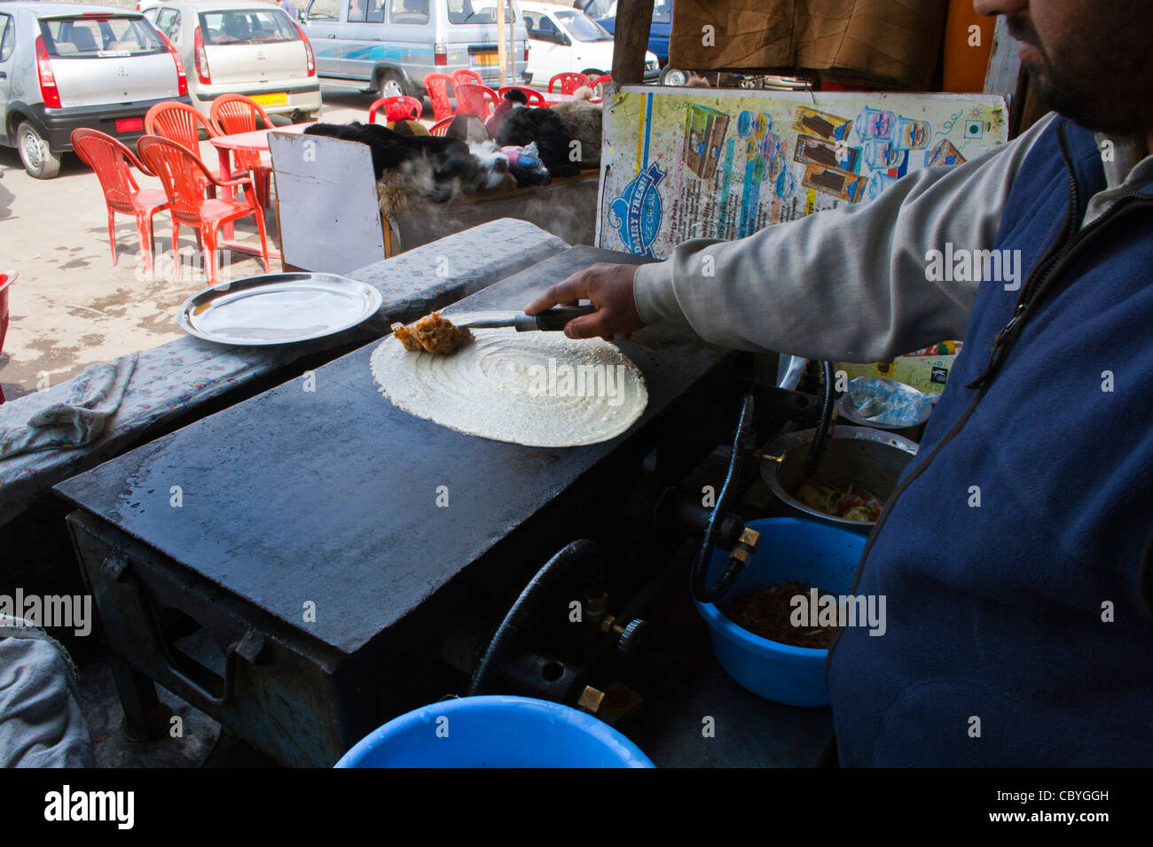 Ein indischer muslimischen Mann macht Nahrungsmittel in einem am Straßenrand lokal in Srinagar, Kaschmir, Indien. Stockfoto