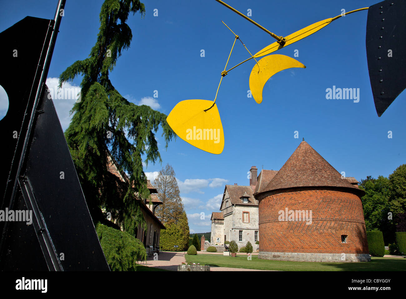 "HOMMAGE AN CALDER", MOBILE SKULPTUR VON SACHA KOUTSEFF, CHATEAU DE VASCOEUIL, EURE (27), FRANKREICH Stockfoto