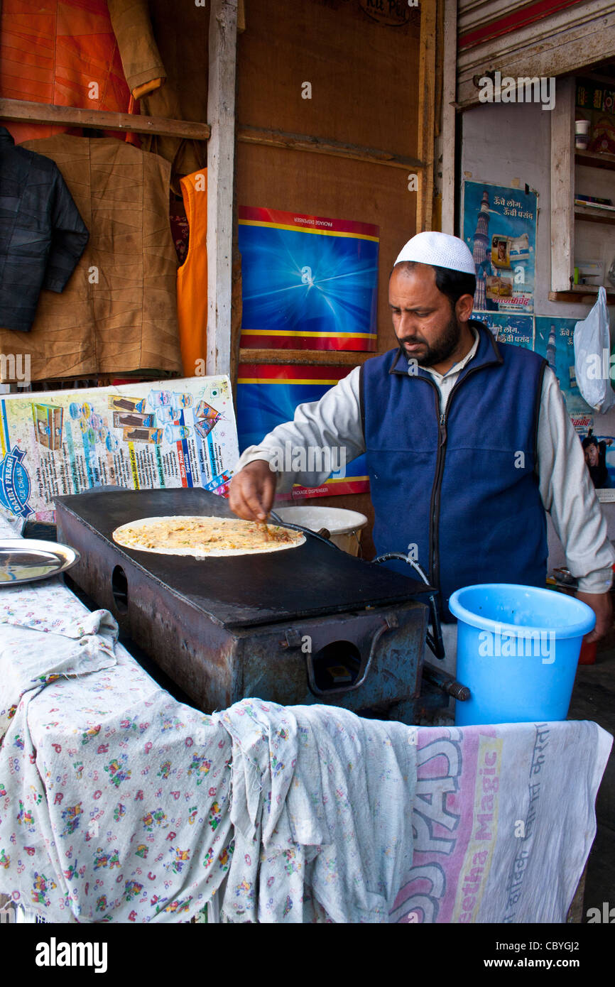 Ein indischer muslimischen Mann macht Nahrungsmittel in einem am Straßenrand lokal in Srinagar, Kaschmir, Indien. Stockfoto