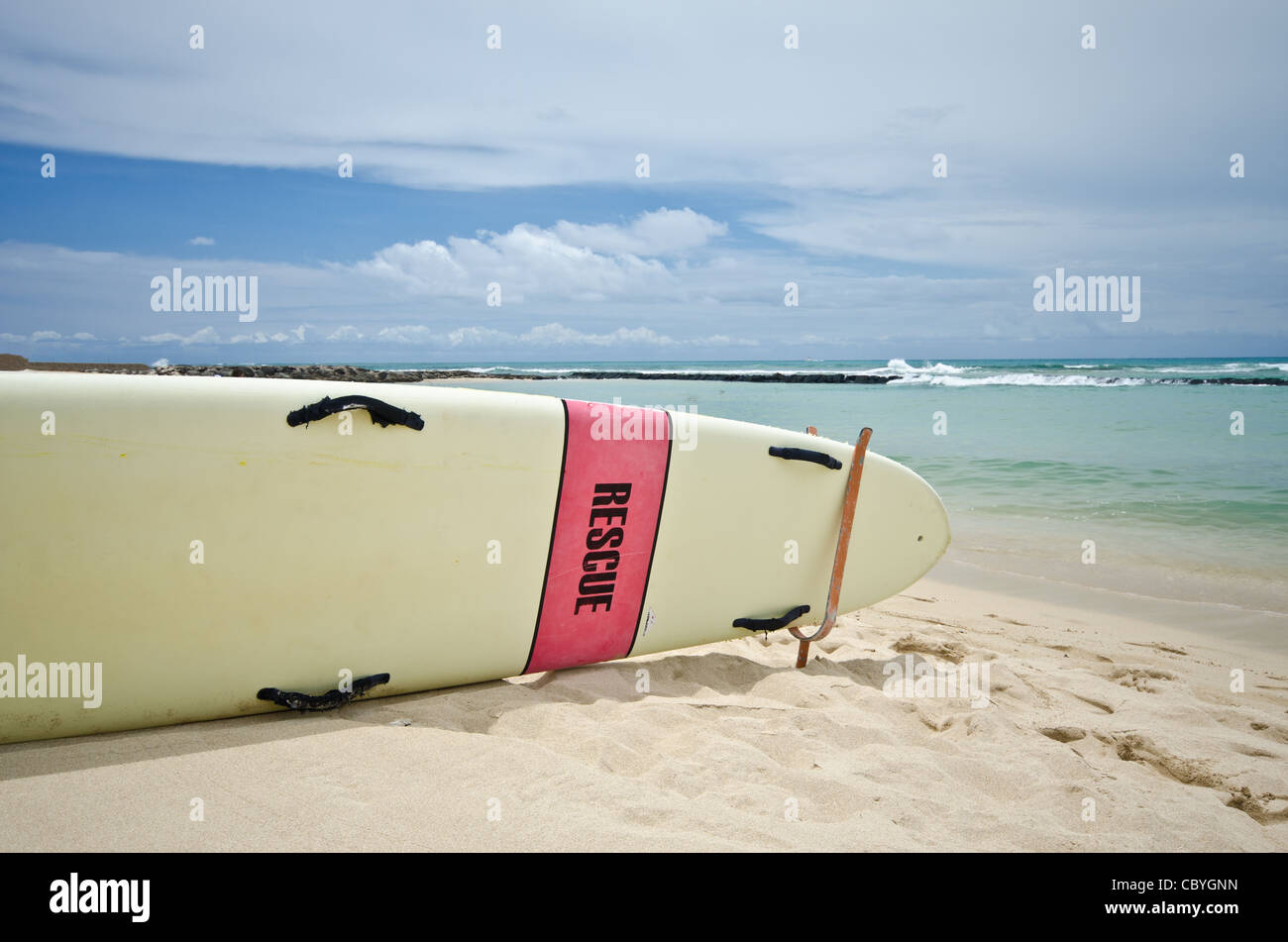 Eine "Rettung" Surfbrett auf Waikiki Bucht, Honolulu, Oahu, Hawaii. Stockfoto