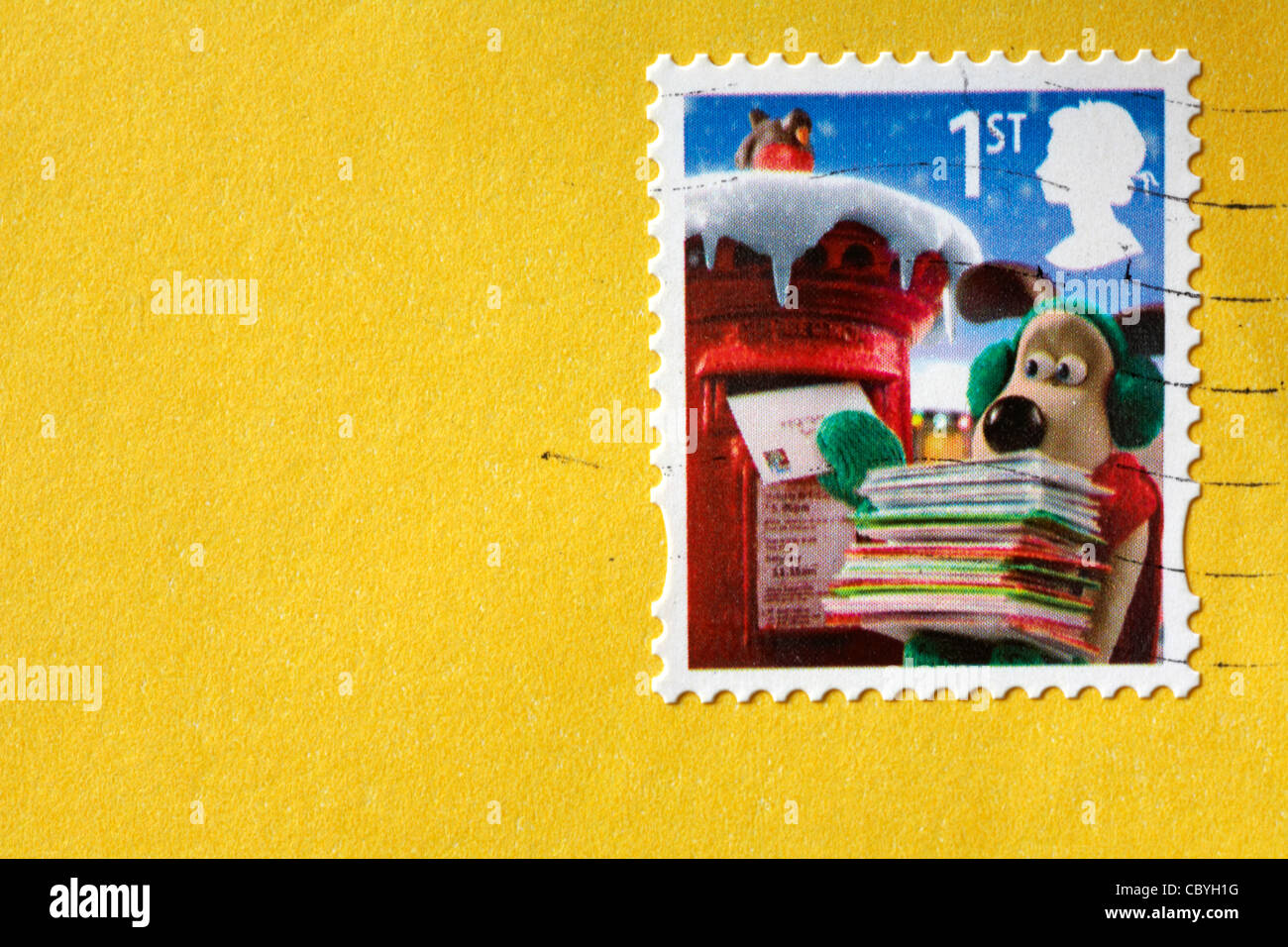 1. Klasse Wallace & Gromit Weihnachten Stempel auf gelben Umschlag stecken Stockfoto