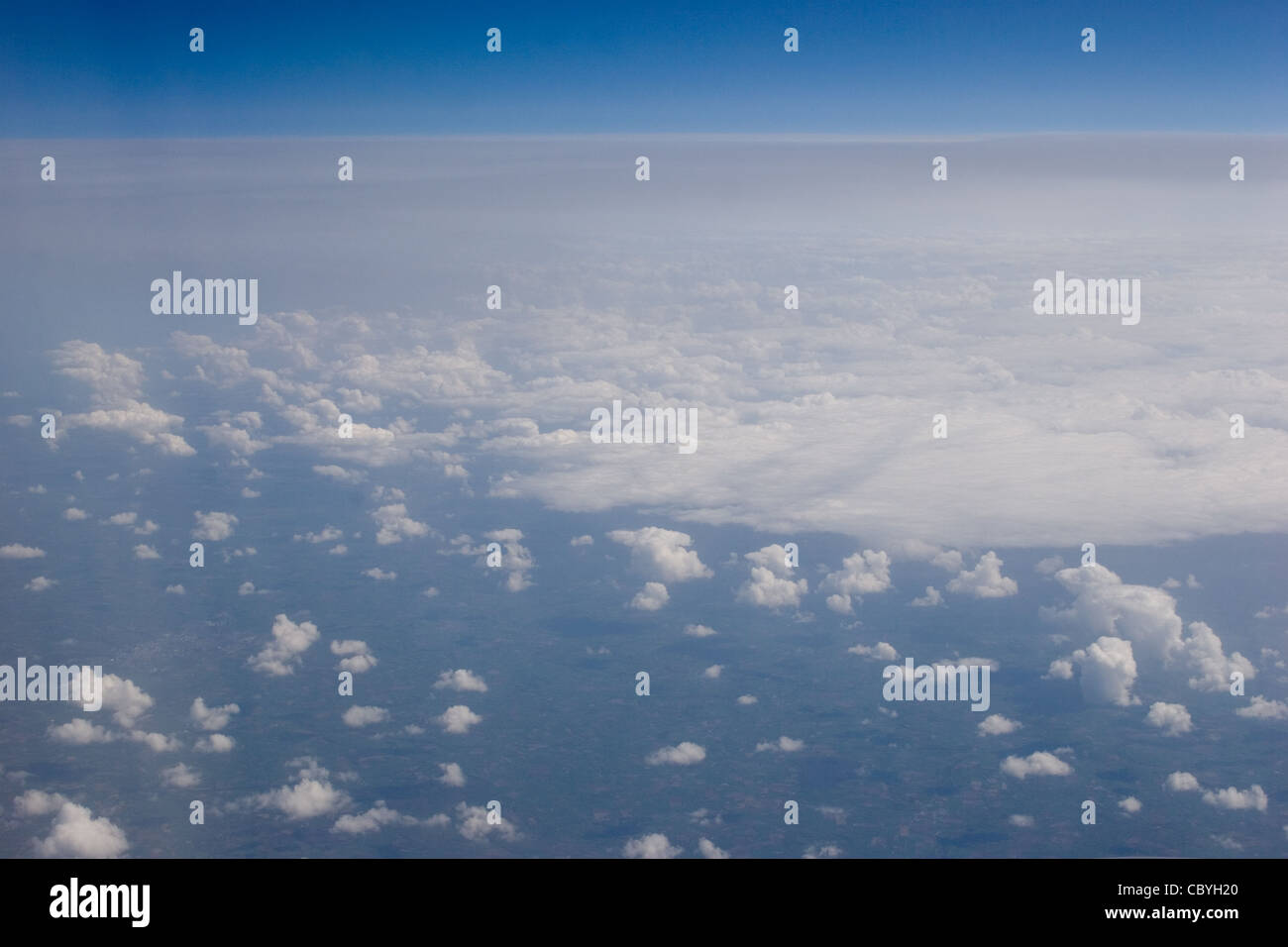 Fliegen über den Wolken Stockfoto